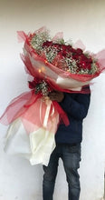 Load image into Gallery viewer, Flower bouquet Gift for valentine Super fast service to India, Mumbai Delhi Bangalore Pune life size I-FBO
